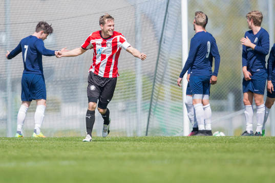 Höllvikens Andreas Wihlborg jublar