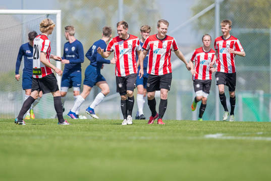 Höllvikens Andreas Wihlborg jublar med lagkamrater