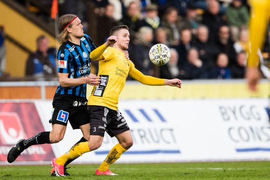 Sirius Kim Skoglund i kamp om bollen med Elfsborgs Adam