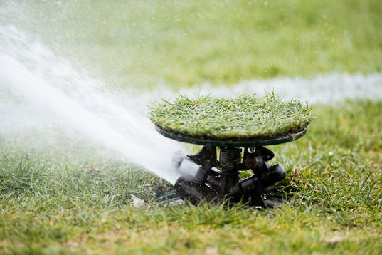 Ev vattenspridare vattnar planen