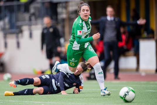 Hammarbys Alma Nygren tar sig förbi Rosengårds Lina