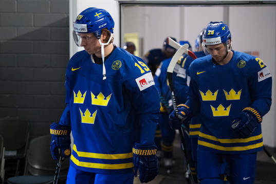 Sveriges Nicklas Bäckström och Elias Lindholm på väg in