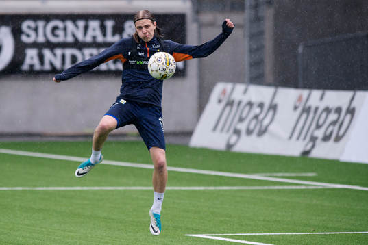 Elias Mar Omarsson skjter