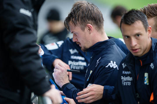 målvakt Erik Dahlin skriver autografer