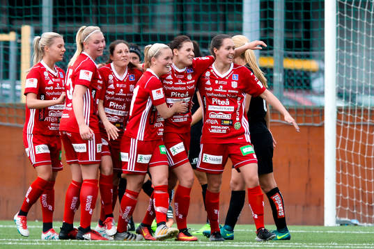 Piteås spelare jublar efter 0-1