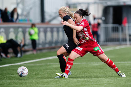 Göteborgs Rebecka Blomqvist och Piteås June Pedersen i kamp om bollen
