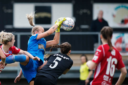 Göteborgs målvakt Fanny Lund plockar ner ett inlägg