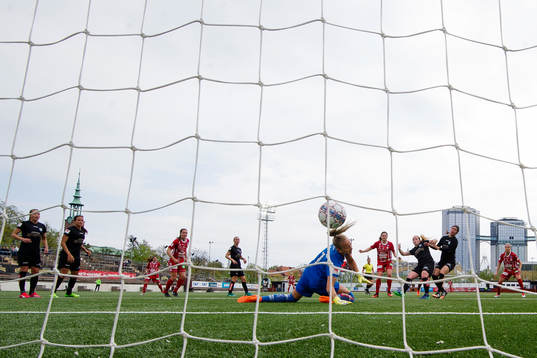Piteås Hanna Pettersson gör 0-1-målet på Göteborgs