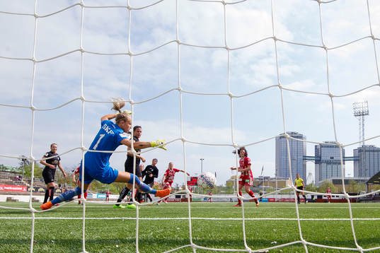 Göteborgs målvakt Fanny Lund ser Piteås Lotta Ökvist