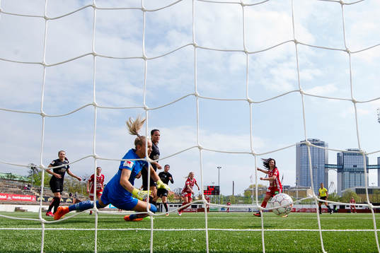 Göteborgs målvakt Fanny Lund ser Piteås Lotta Ökvist