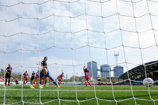 Göteborgs målvakt Fanny Lund ser Piteås Lotta Ökvist