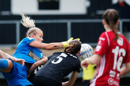 Göteborgs målvakt Fanny Lund plockar ner ett inlägg
