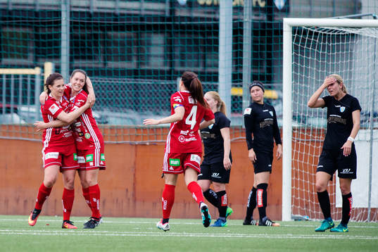 Piteås Hanna Pettersson gjorde 0-1-målet och jublar med Felicia Karlsson