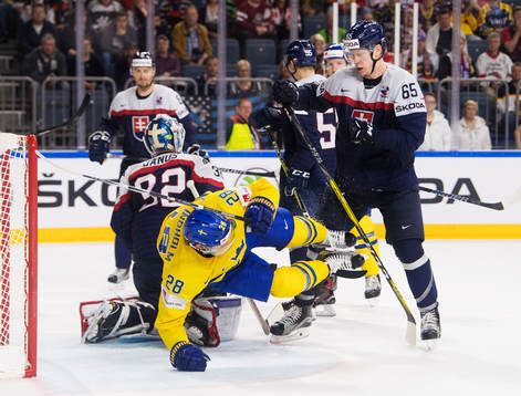Sveriges Elias Lindholm får en knuff av Slovakiens Michal