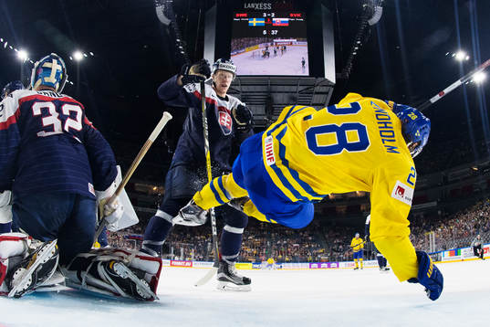 Slovakiens Michal Cajkovsky knuffar omkull Sveriges Elias