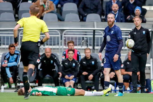Malmö FFs Jo Inge Berget tittar på domaren Johan Hamlin efter en duell med Hammarbys Marcus Degerlund