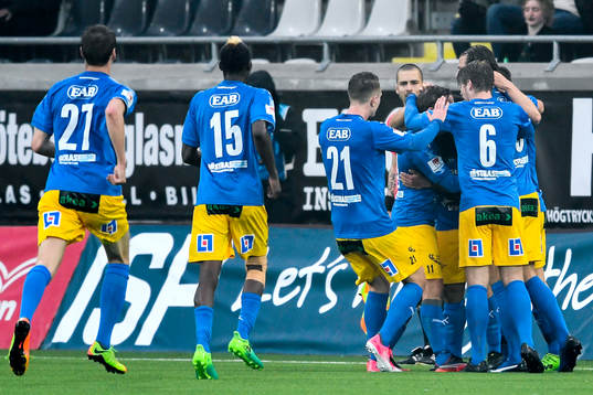 Halmstads Fredrik Olsson jublar med lagkamrater