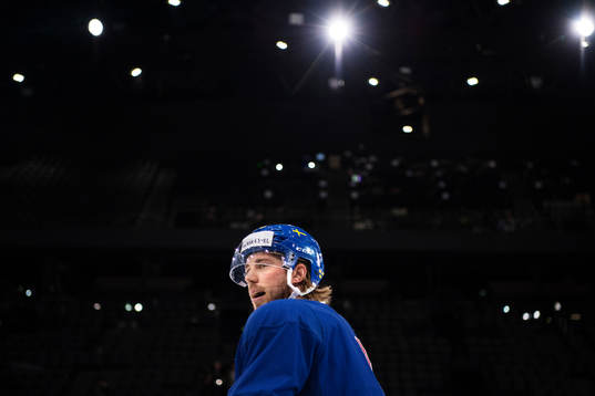 Elias Lindholm på Sveriges ishockeylandslags träning