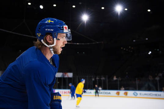 Elias Lindholm på Sveriges ishockeylandslags träning