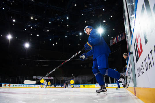Elias Lindholm på Sveriges ishockeylandslags träning