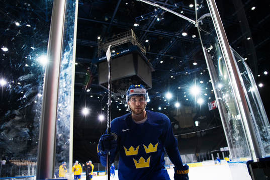 Elias Lindholm lämnar Sveriges ishockeylandslags träning