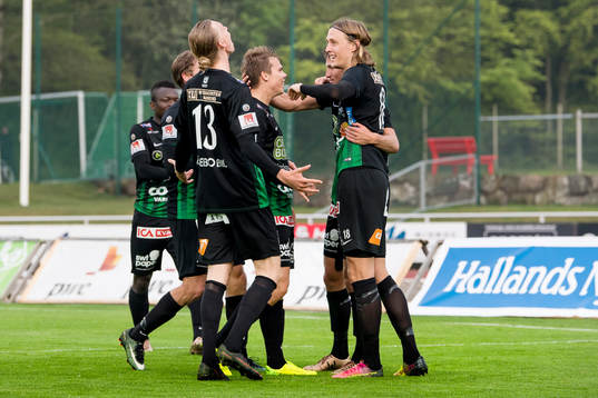 Varbergs Joakim Lindner har gjort 3-1 och jublar med spelarna
