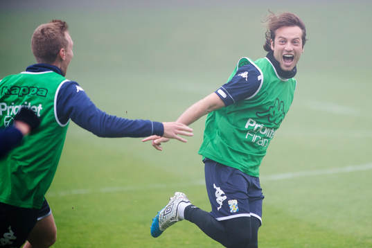 Mikkel Diskerud jublar vid ett tre-i-rad-spel