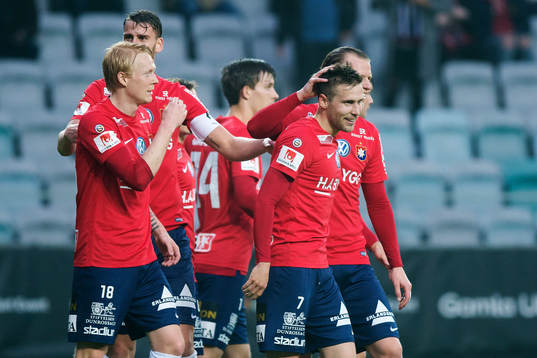 Örgrytes spelare jublar med målskytten till 1-0 Daniel Sliper