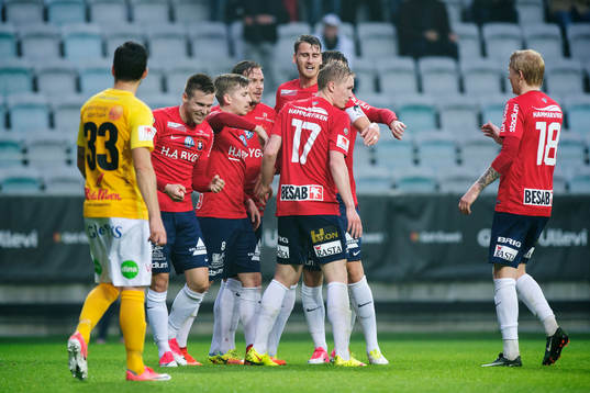 Örgrytes spelare jublar med målskytten till 1-0 Daniel Sliper
