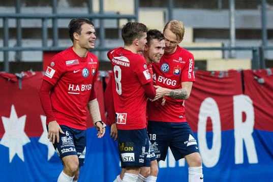 Örgrytes Hannes Sahlin, Andreas Östling, målskytten till 2-1 Daniel Sliper och Jacob Ericsson jublar