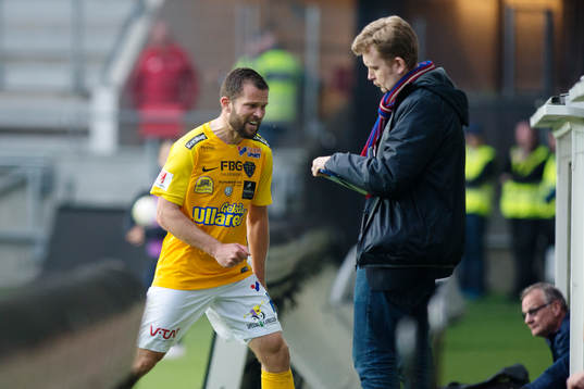 Falkenbergs David Svensson reagerar efter att ha fått sitt andra gula kort och visats ut