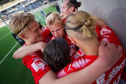 Östers spelare jublar