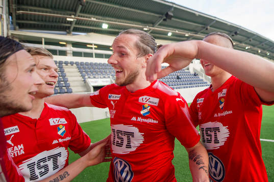 Östers Robin Östlind, Fritiof Björkén och David Johannesson jublar efter 0-3