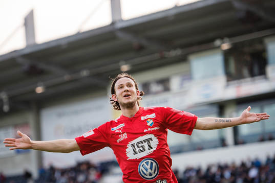 Östers Robin Östlind gör 0-3 och jublar