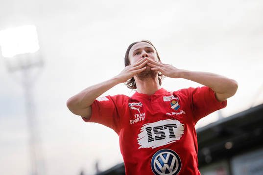 Östers Robin Östlind gör 0-3 och jublar