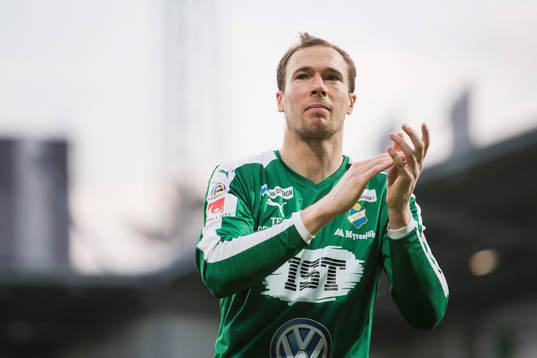 Östers målvakt Robin Malmkvist tackar publiken