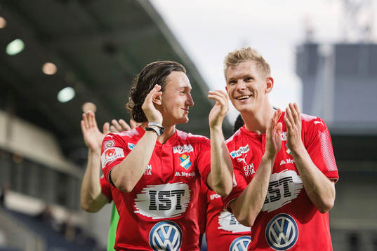 Östers Mattias Pavic och Fritiof Björkén jublar