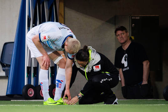 Gefles Piotr Johansson får sin tå undersökt