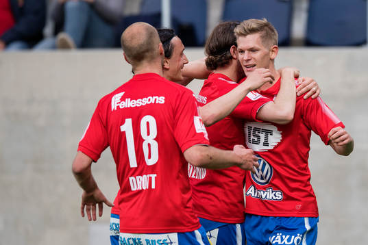 Östers Fritiof Björkén (th) gör 0-1 och jublar