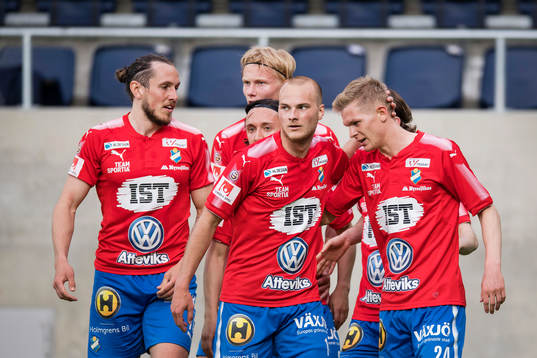 Östers spelare jublar efter att Fritiof Björkén gjort 0-1