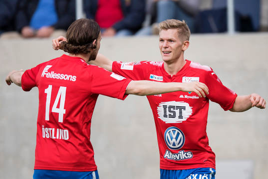 Östers Fritiof Björkén (th) gör 0-1 och jublar med Robin Östlind (tv)