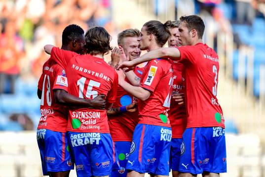 Helsingborgs Jesper Lange jublar med lagkamrater efter 2-1