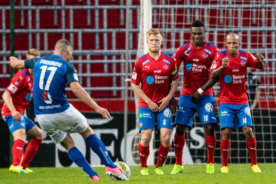 Norrbys Shkelquim Krasniqi skjuter en frispark mot