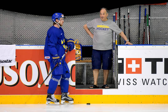 Sveriges Elias Lindholm och materialförvaltare Anders