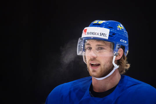 Elias Lindholm på Sveriges ishockeylandslags träning