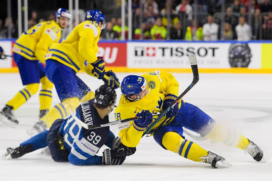 Finlands Jesse Puljujärvi i en kamp mot Sveriges Elias