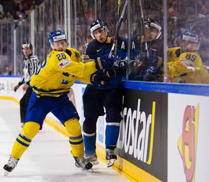 Sveriges Elias Lindholm tacklar Finlands Valtteri Filppula