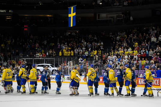 Sveriges och Finlands spelare tackar varandra