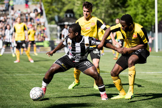 Landskronas Thierry Zahiu och Mjällbys Emmanuel Ayssh Okine