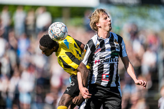 Landskronas Viktor Svensson i nickduell mot Mjällbys